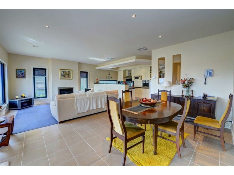 25 St Andrews Place, Lake Gardens VIC 3355