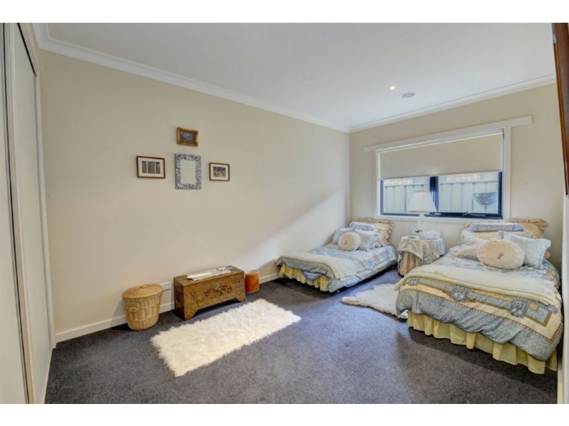 25 St Andrews Place, Lake Gardens VIC 3355