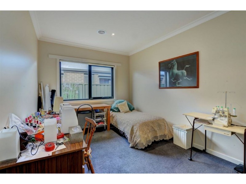 25 St Andrews Place, Lake Gardens VIC 3355