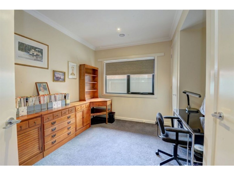 25 St Andrews Place, Lake Gardens VIC 3355