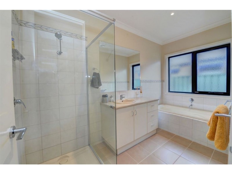 25 St Andrews Place, Lake Gardens VIC 3355