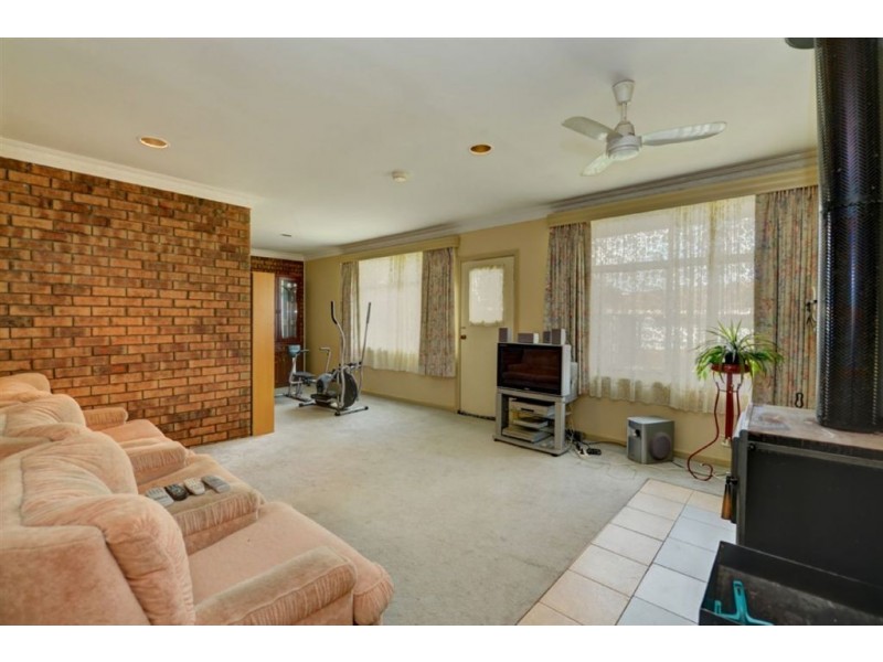 3 Whitelaw Avenue, Delacombe VIC 3356