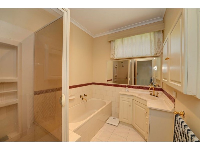 3 Whitelaw Avenue, Delacombe VIC 3356