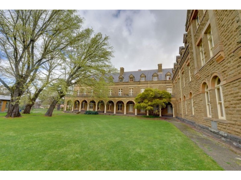 8/300 Gillies Street, Wendouree VIC 3355