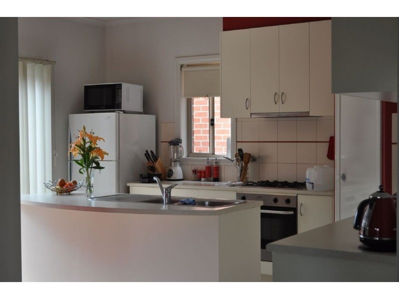 40 Lake Gardens Avenue, Lake Gardens VIC 3355