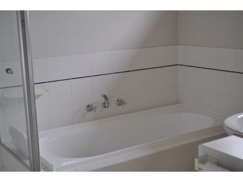 40 Lake Gardens Avenue, Lake Gardens VIC 3355