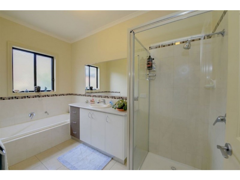 6/34 Menhennet Drive, Delacombe VIC 3356