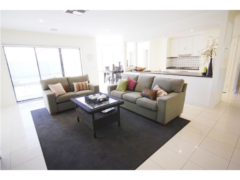 45 St Michaels Place, Lake Gardens VIC 3355