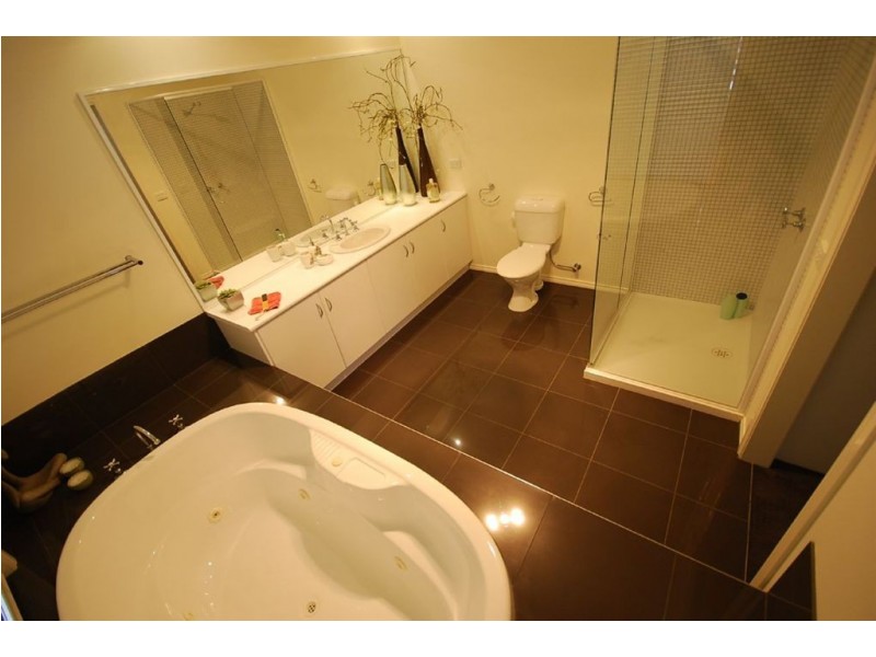 45 St Michaels Place, Lake Gardens VIC 3355