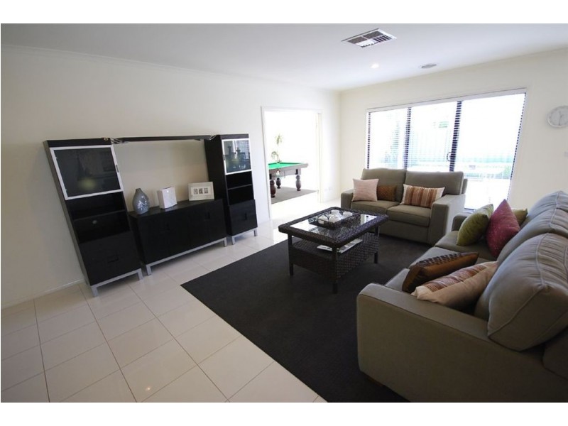 45 St Michaels Place, Lake Gardens VIC 3355