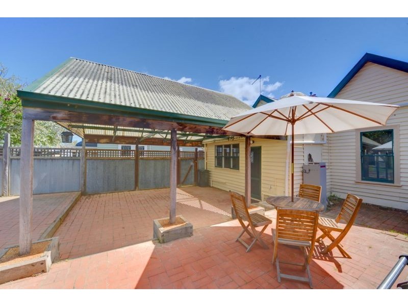 303 Macarthur St, Soldiers Hill VIC 3350