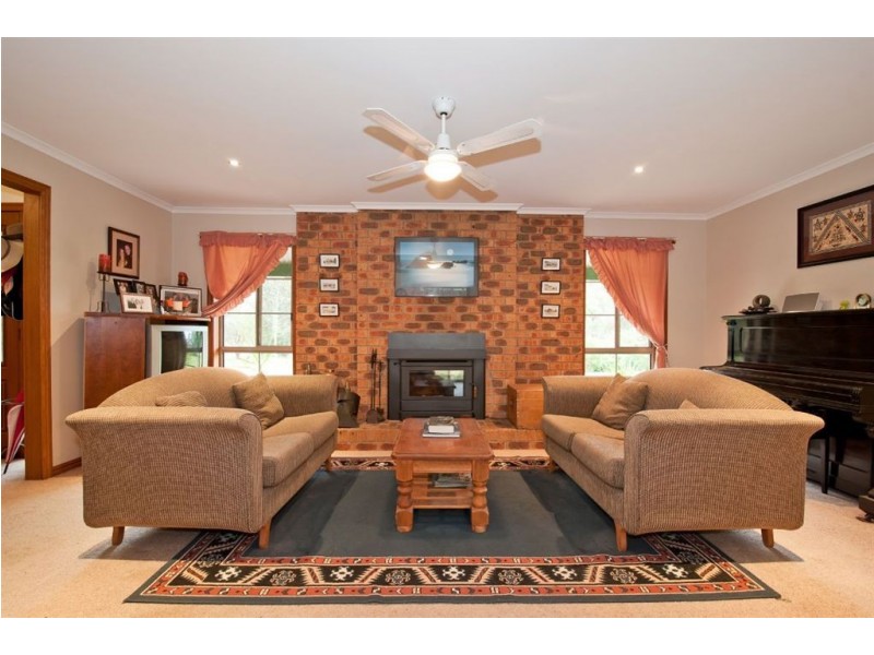 77 Thomas Road, Haddon VIC 3351