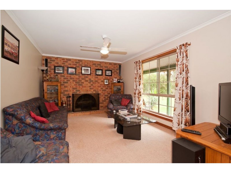 77 Thomas Road, Haddon VIC 3351