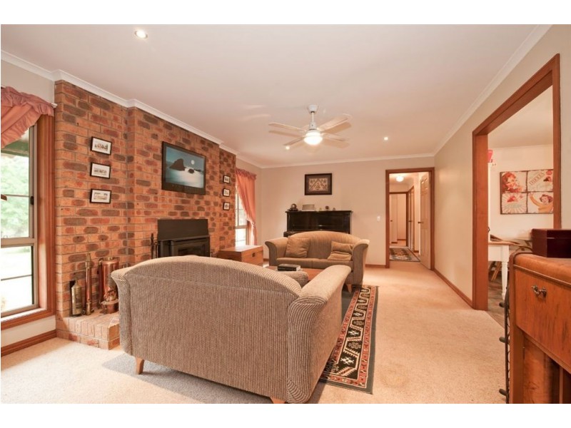 77 Thomas Road, Haddon VIC 3351