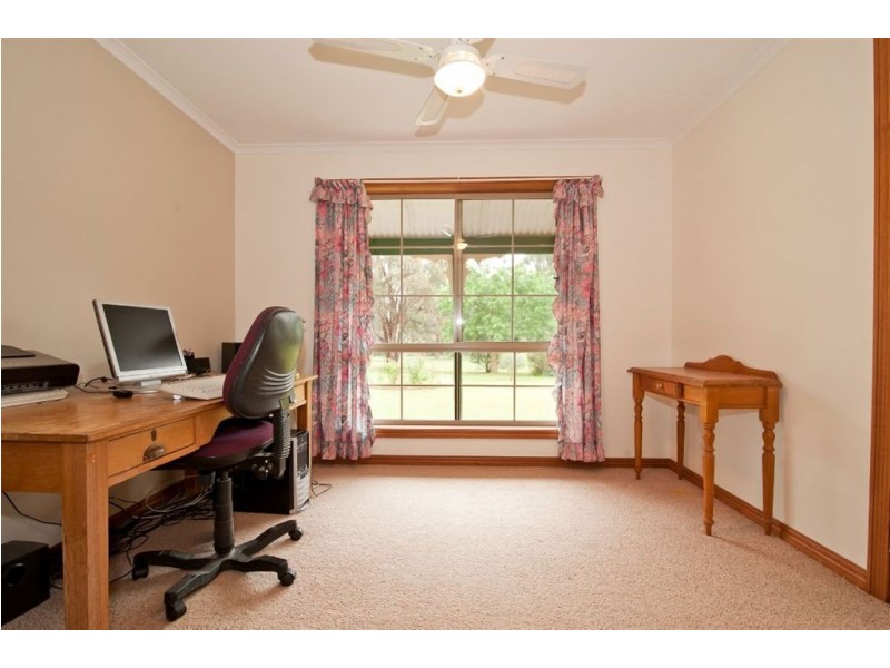 77 Thomas Road, Haddon VIC 3351