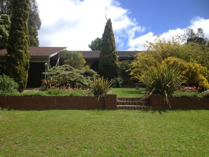 10 Grandison Ave, Mount Clear VIC 3350