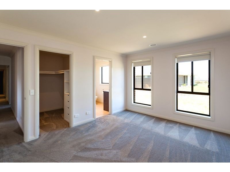 21 Windermere Way, Cardigan Village VIC 3352