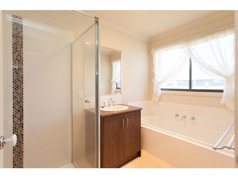 21 Windermere Way, Cardigan Village VIC 3352