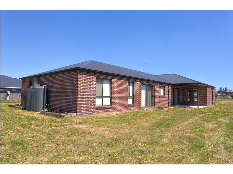 21 Windermere Way, Cardigan Village VIC 3352