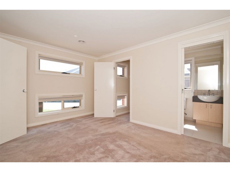 61 Mcnulty Drive, Wendouree VIC 3355