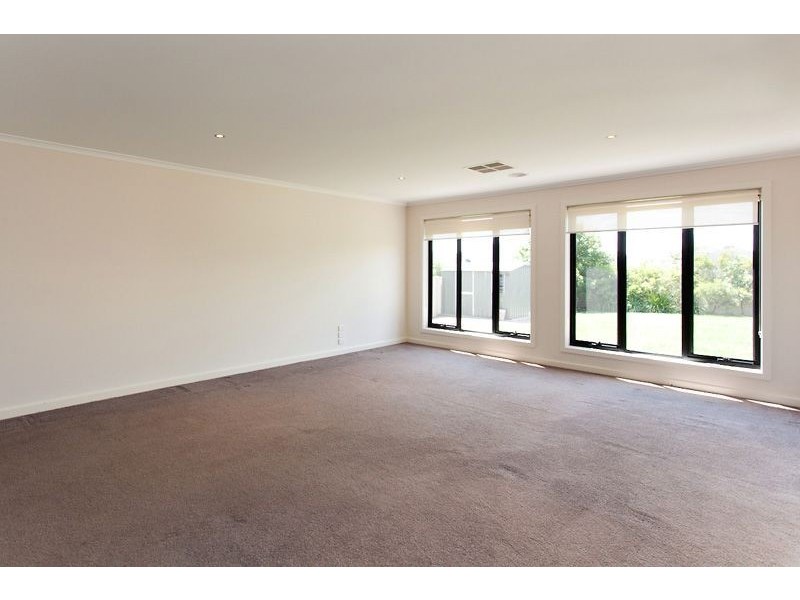 20 Canadian Crescent, Canadian VIC 3350