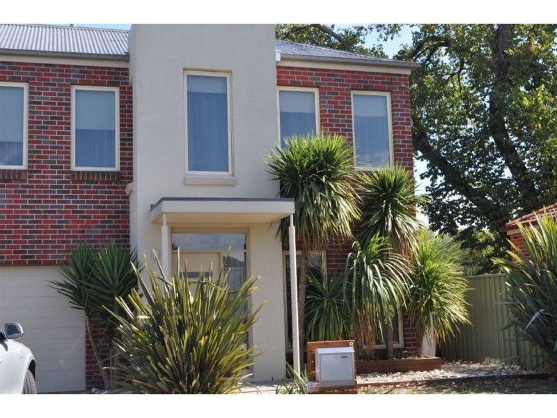 8 McPhie Place, Lake Gardens VIC 3355