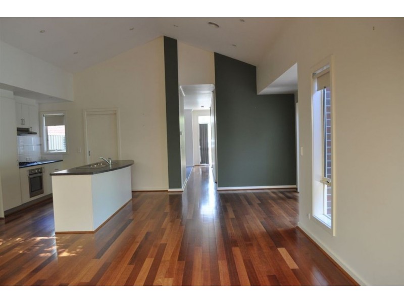 8 McPhie Place, Lake Gardens VIC 3355