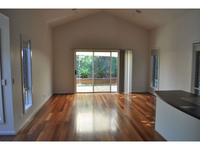 8 McPhie Place, Lake Gardens VIC 3355