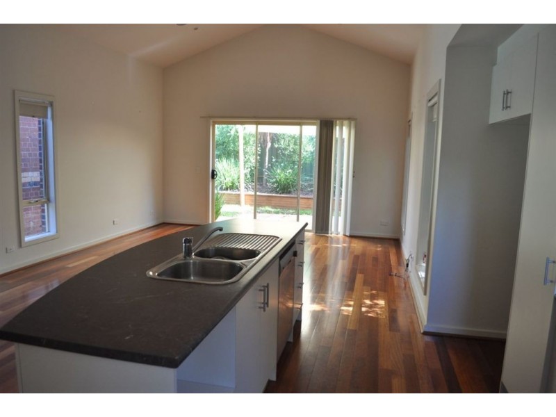 8 McPhie Place, Lake Gardens VIC 3355