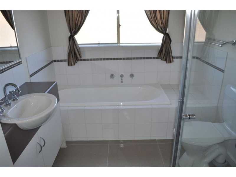 8 McPhie Place, Lake Gardens VIC 3355