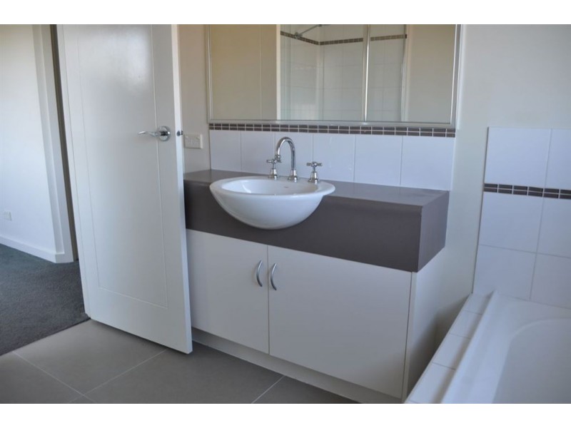 8 McPhie Place, Lake Gardens VIC 3355