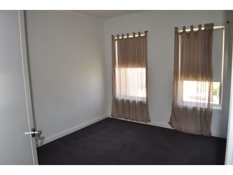 8 McPhie Place, Lake Gardens VIC 3355