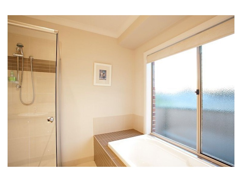 8 Horwood Drive, Mount Clear VIC 3350