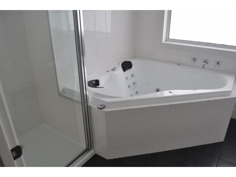 6 Avoca Cres, Alfredton VIC 3350