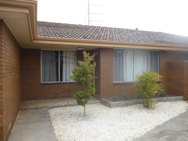 2/301 Neill Street, Soldiers Hill VIC 3350