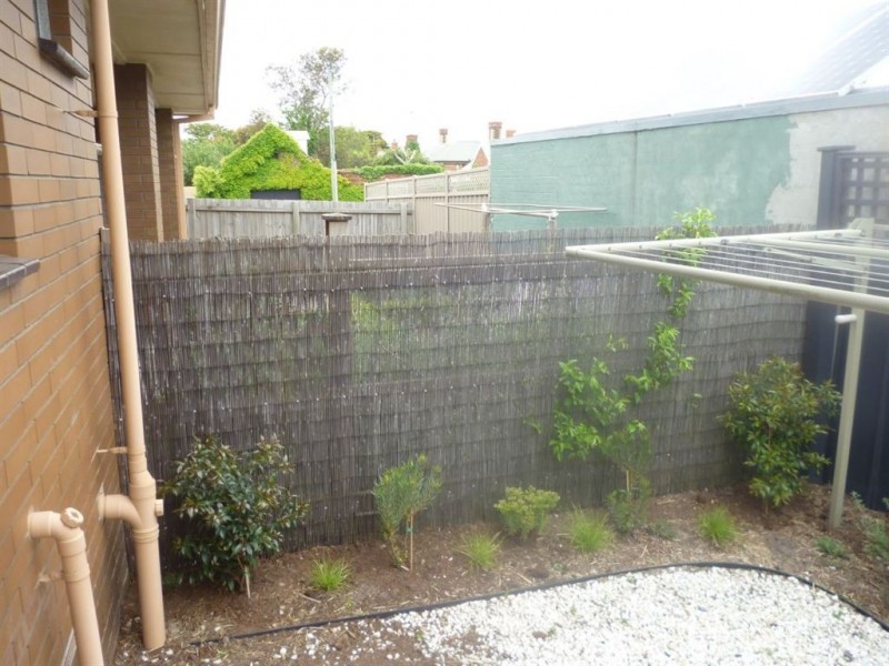 2/301 Neill Street, Soldiers Hill VIC 3350