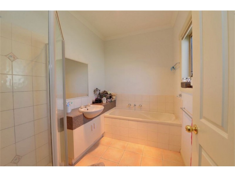 2/3 Cartledge Avenue, Mount Clear VIC 3350