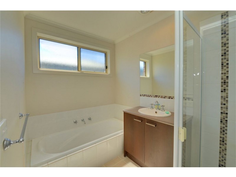 21 Lowry Crescent, Miners Rest VIC 3352