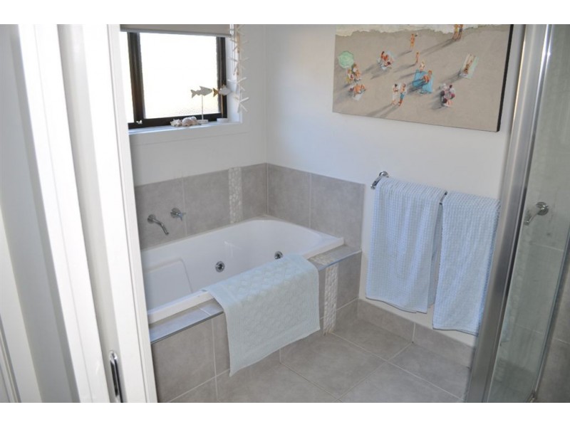 27 Pinevale Way, Ballarat North VIC 3350