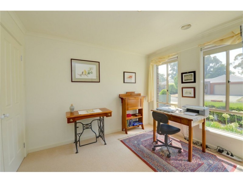 9 Parbury Avenue, Lake Gardens VIC 3355