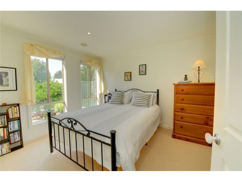 9 Parbury Avenue, Lake Gardens VIC 3355