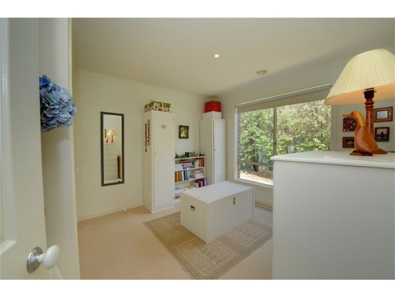 9 Parbury Avenue, Lake Gardens VIC 3355