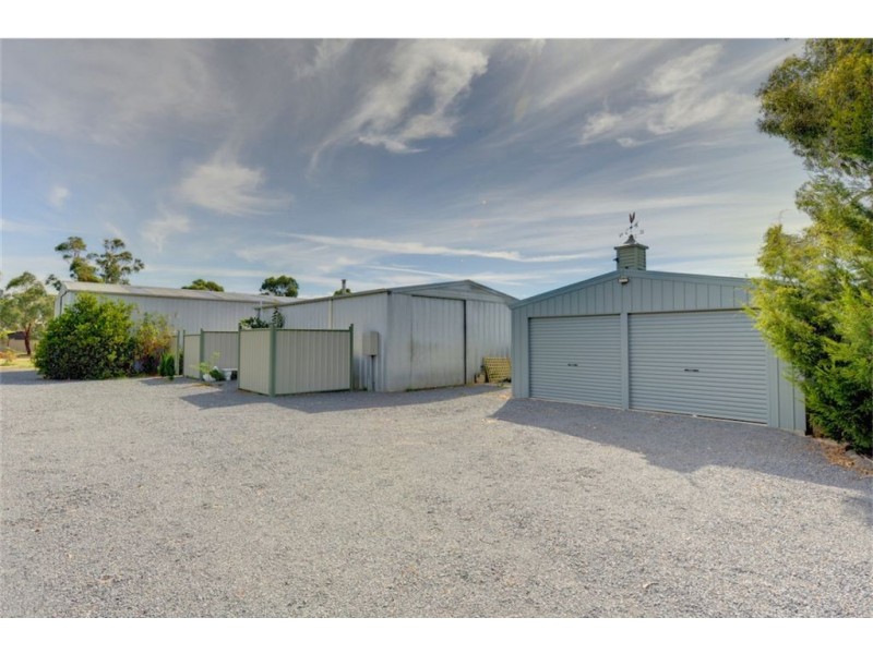 9 Sharpes Road, Miners Rest VIC 3352