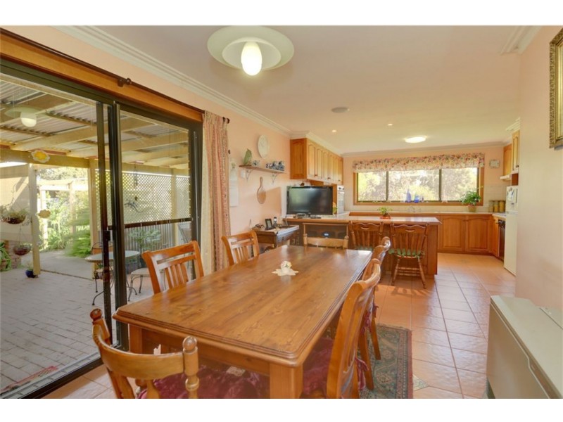 9 Sharpes Road, Miners Rest VIC 3352