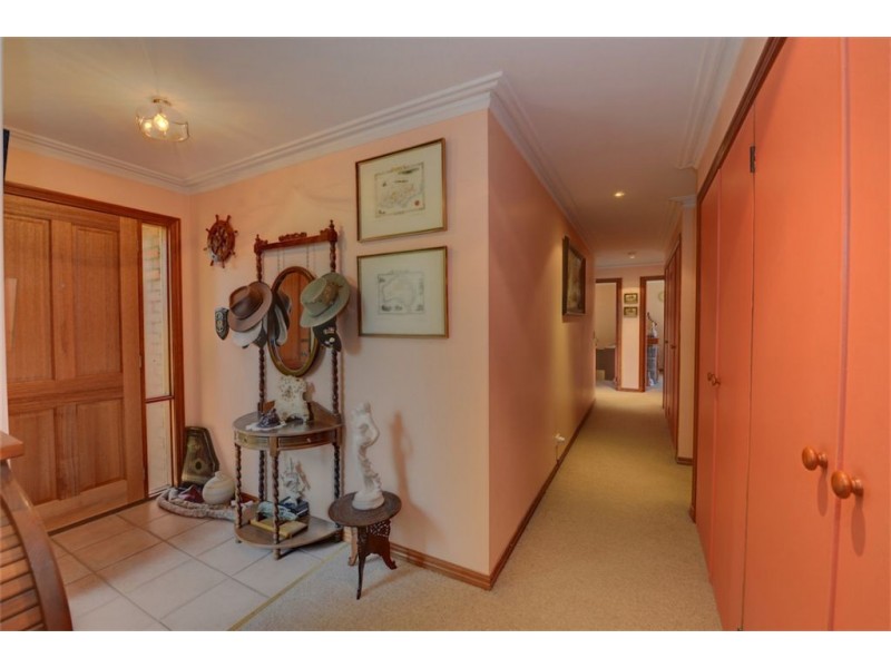 9 Sharpes Road, Miners Rest VIC 3352