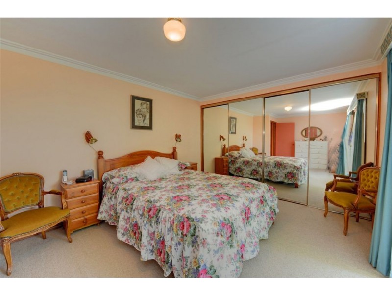 9 Sharpes Road, Miners Rest VIC 3352