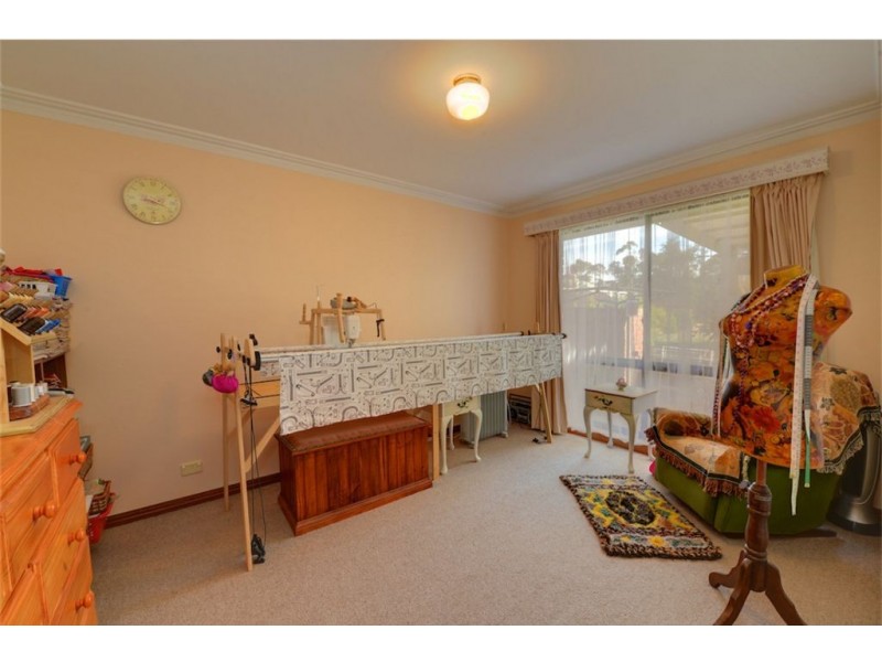 9 Sharpes Road, Miners Rest VIC 3352