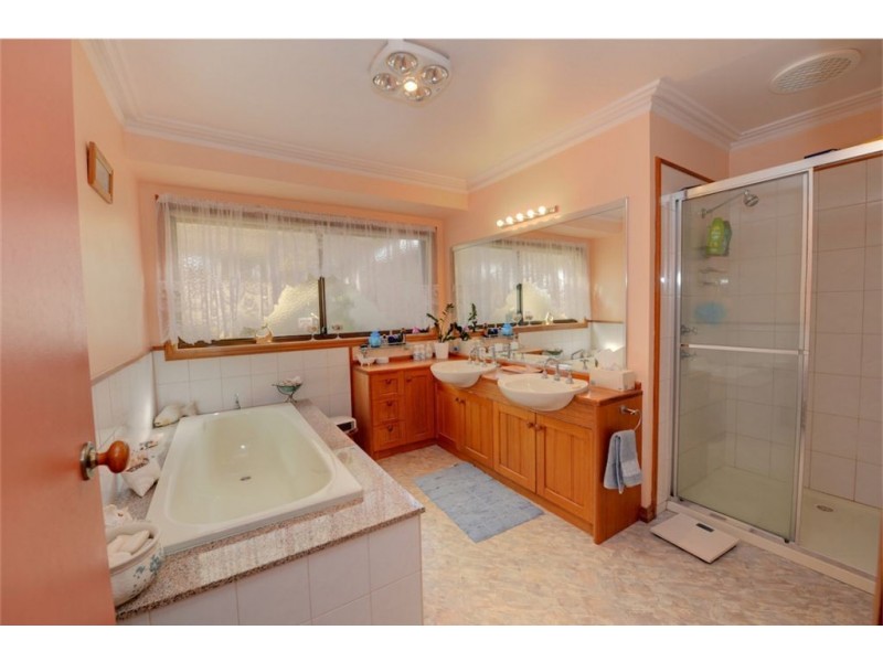 9 Sharpes Road, Miners Rest VIC 3352