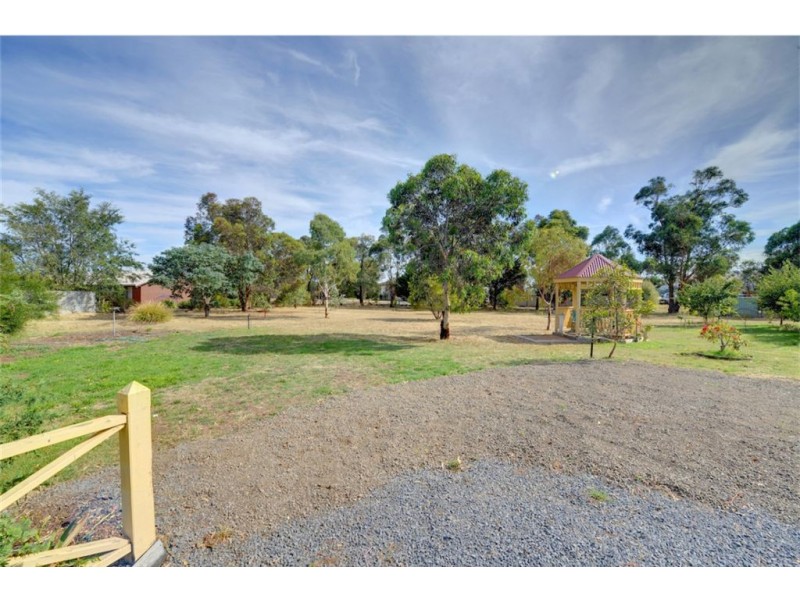 9 Sharpes Road, Miners Rest VIC 3352