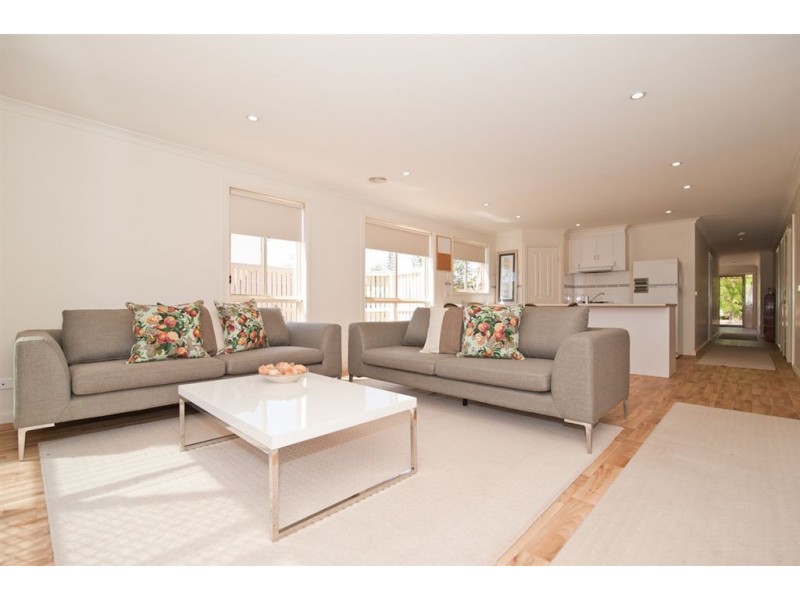 22 Ayrvale Avenue, Lake Gardens VIC 3355